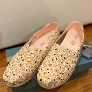 NWT TOMS Ortholite yellow flowers shoes size 6.5